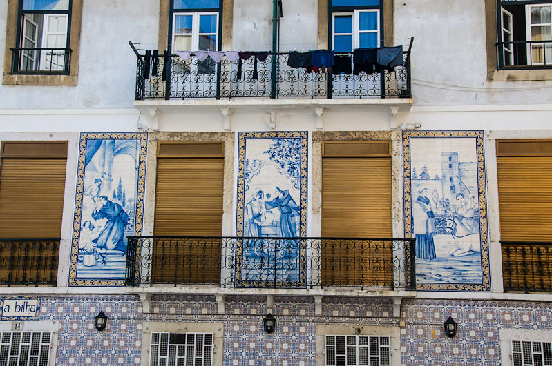 Португалия. Азулежу на стенах домов