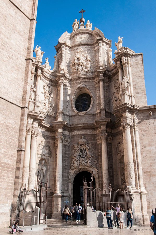 Врата «Лос Йеррос» (Puerta de los Hierros) — «Железные ворота»