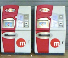 Автоматы по продаже билетов на метро и трамвай в Валенсии.